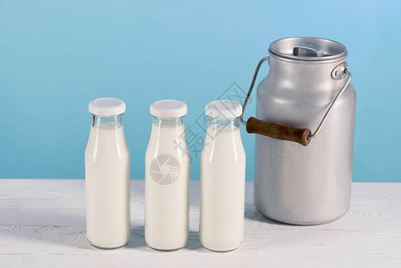 玻璃瓶装的牛奶和牛奶可图片