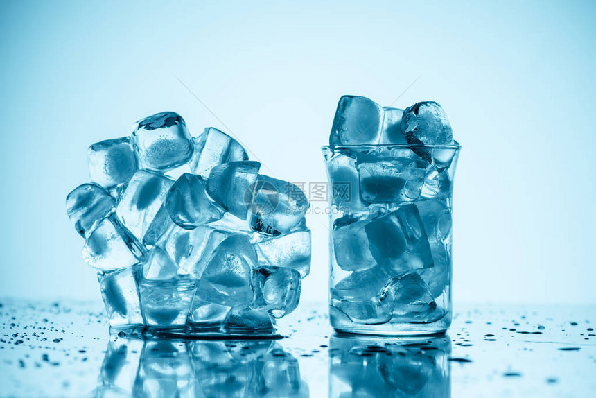 熔化的冰块靠近玻璃和玻璃中的冰块用图片