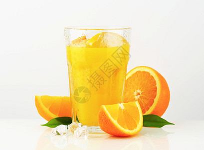 一杯加冰的橙汁图片