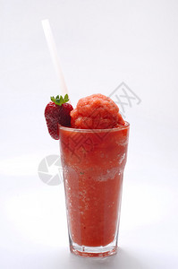 草莓汁配玻璃杯图片