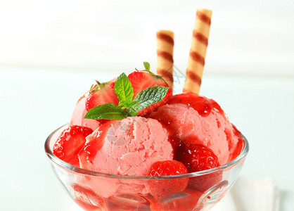 草莓冰淇淋圣代配威化棒背景图片