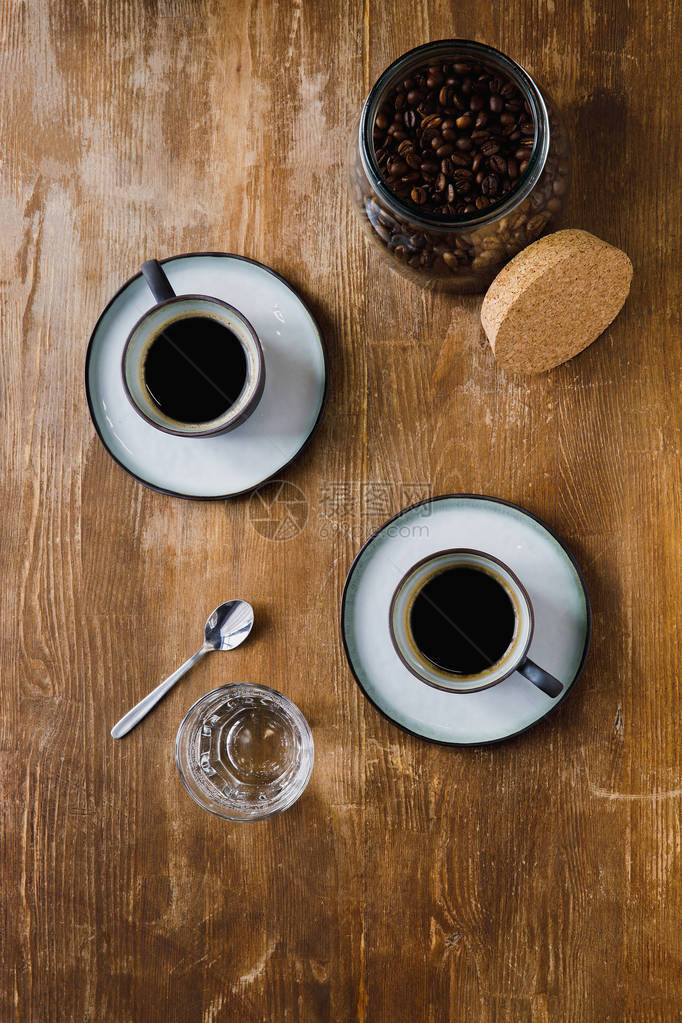 两杯咖啡黑咖啡和咖啡豆罐图片