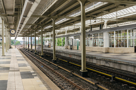 火车站的废弃站台图片