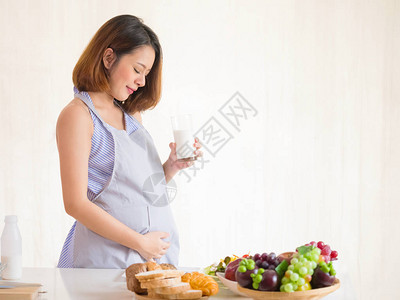 快乐的孕妇在怀孕期间喝牛奶图片