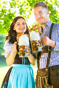 特拉克特的德国夫妇在树的图片