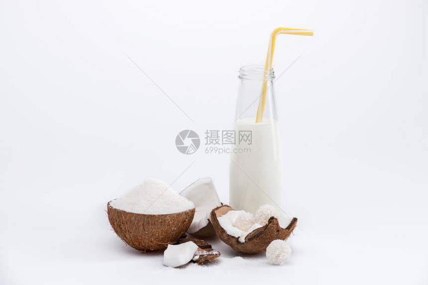 玻璃瓶中健康椰子牛奶的近视用稻草和成熟图片