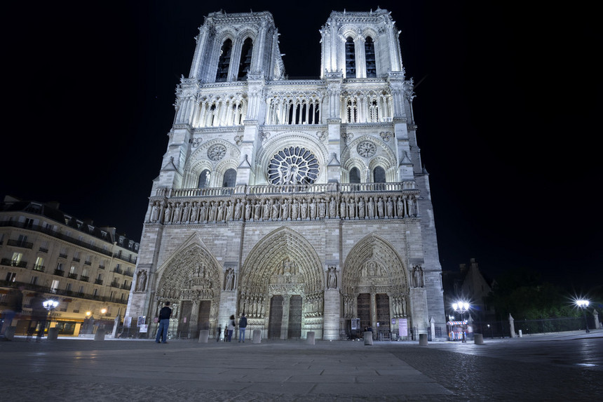 巴黎圣母院大教堂圆顶在晚上图片