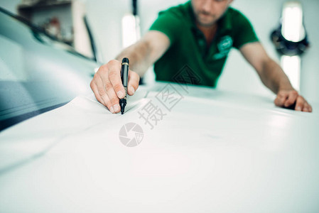 专业的汽车漆面保护膜安装工艺准备保护涂层免受碎屑和划背景