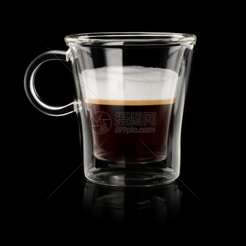 黑底的透明杯子中的咖啡图片