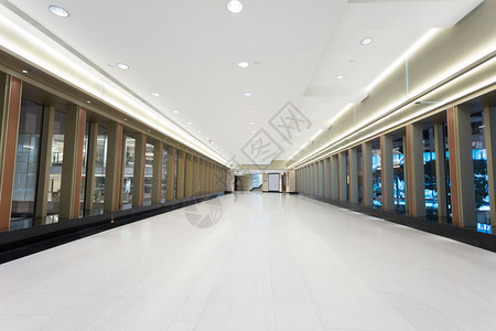 现代商业建筑中的走廊图片