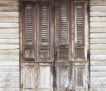 木门带木墙的传统旧门图片