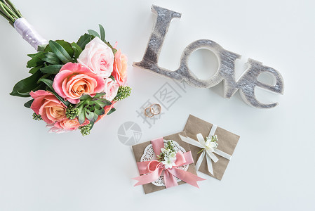 结婚戒指装饰信封美丽的花束和爱情符号婚礼邀请卡概图片
