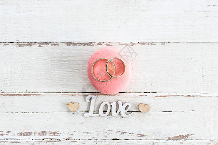 粉红面纱上结婚戒指的顶端和有图片