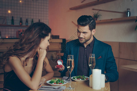男人在餐厅的浪漫晚宴上向女朋友求婚时图片