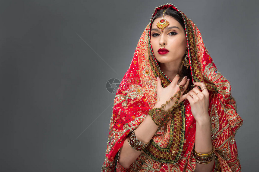 具有吸引力的印度妇女穿着传统的莎丽和配件图片