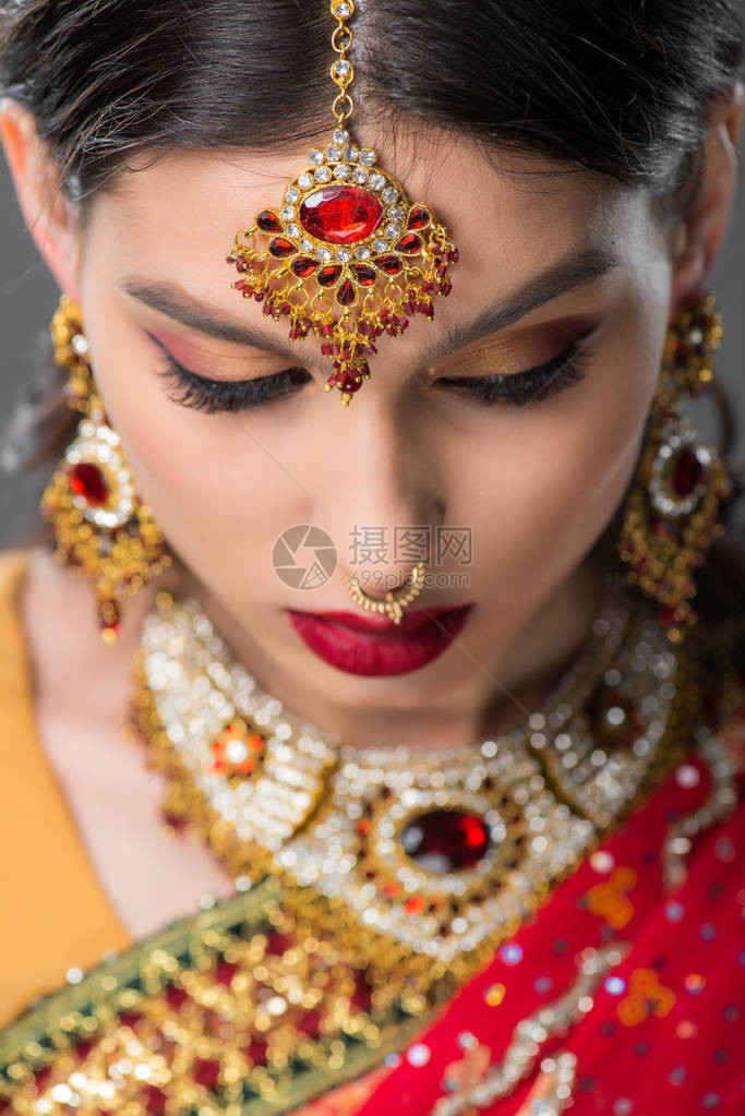 美丽的印度女孩在传统布丁中装饰图片
