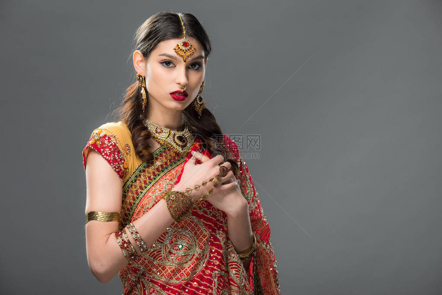 穿着莎丽和饰品的优雅印度女在图片