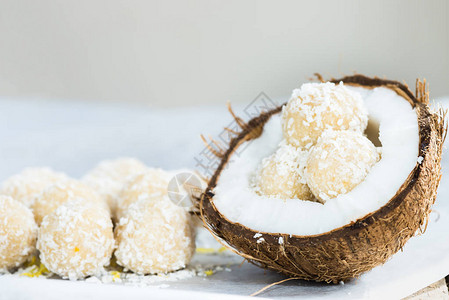 白色背景的椰壳中的自制原始VeganCoconu背景图片