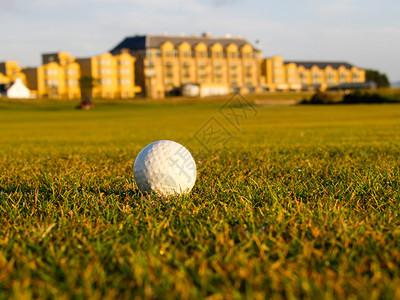高尔夫球落在苏格兰圣安德鲁高尔夫球场的平道上背景图片