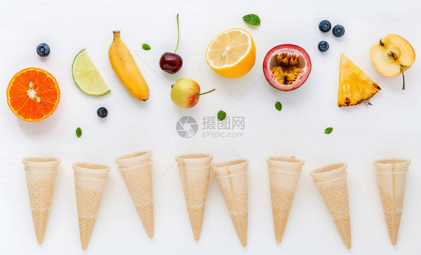 平铺在白色背景上的各种新鲜水果蓝莓草莓橙子香蕉百香果苹果和樱桃夏季和甜图片