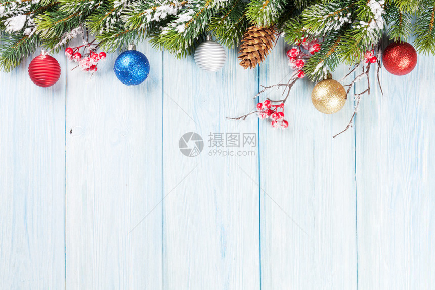 圣诞木背景有雪卷边树和装饰使用图片