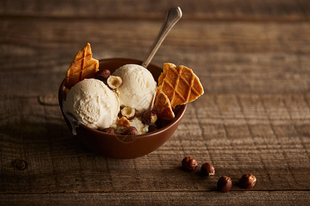 美味的冰淇淋配有木面碗中的松饼图片