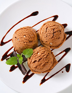 一勺棕色冰淇淋配巧克力糖浆背景图片