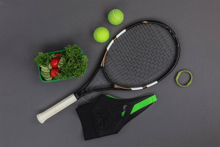 网球服健身跟踪器和健康蔬菜沙图片