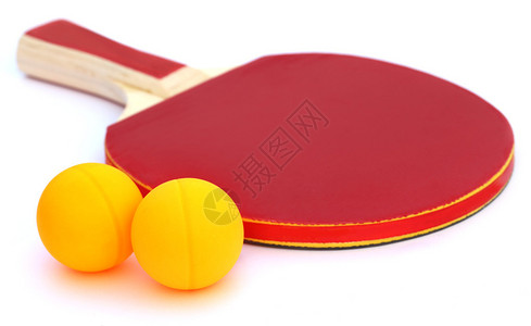 乒乓球与蝙蝠在白色背景图片