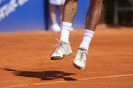 一名网球运动员在比赛中跳网球图片