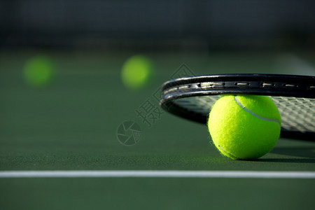 法院的网球和拉克特球背景图片