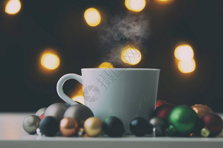 白色的咖啡和圣诞球背景是童话般的灯光背景图片