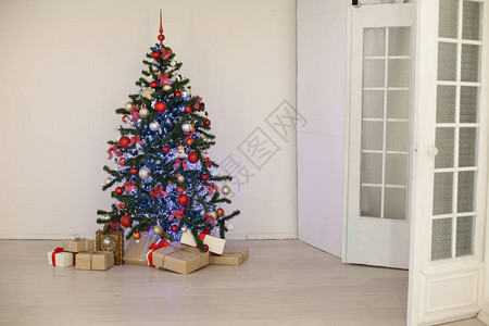 圣诞树礼物装饰的房间2018图片