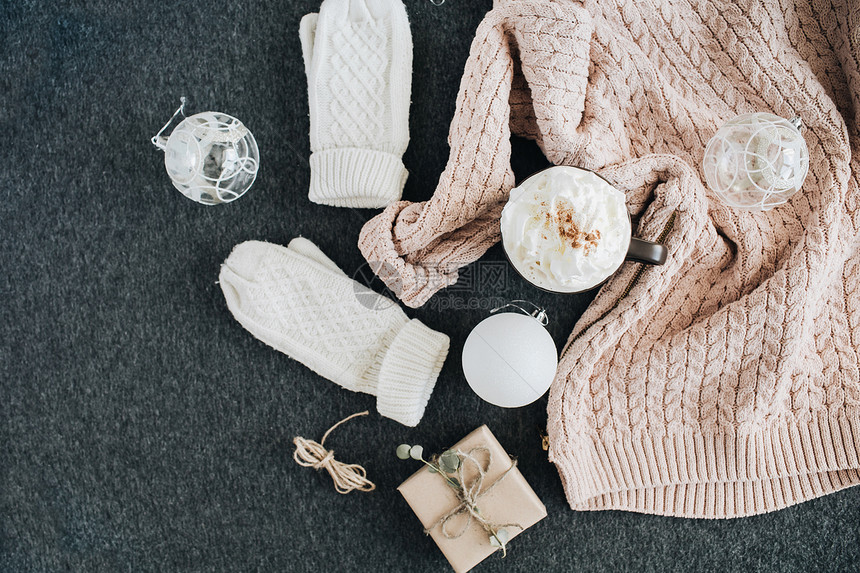 女式冬装穿灰色格子温暖的米色毛衣和白色针织手套礼品盒和玻璃球圣诞时尚组成图片