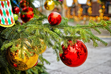 街头市场圣诞树上的红色和金色装饰球背景图片