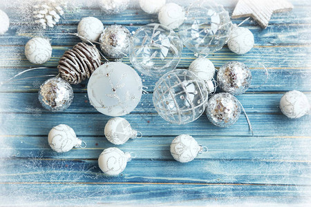 银霜的圣诞球装饰品和装饰品在木制背景图片