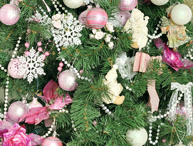 用粉色气球和丝带装饰的圣诞树图片