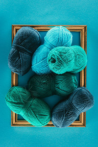 毛线球分割线蓝色和绿色毛线球在上设计图片