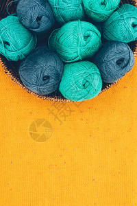 蓝色和绿色毛球的顶部视图在黄丝绒上图片