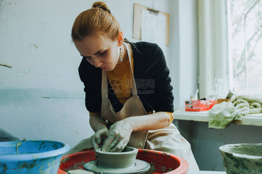妇女陶器在陶器轮图片