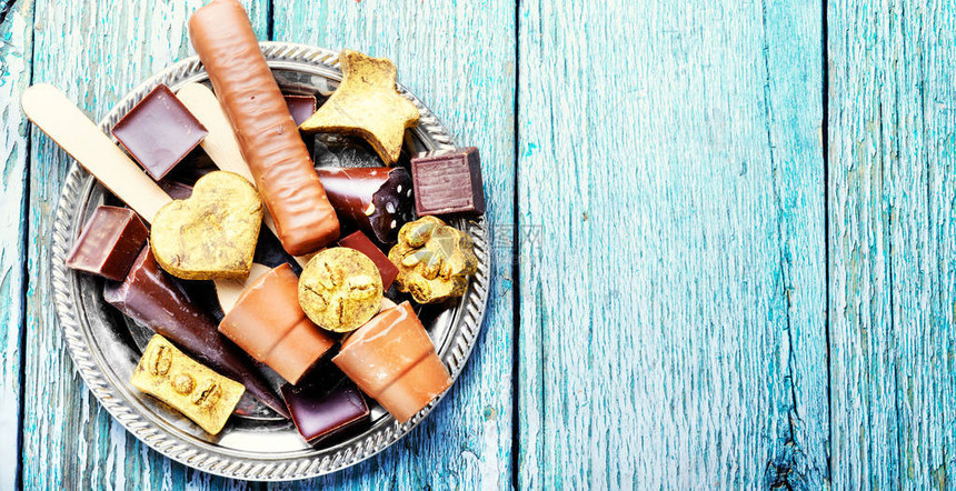 巧克力糖果放在时髦的菜盘上Choco图片