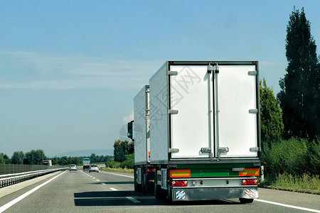 瑞士公路上的卡车瑞背景图片