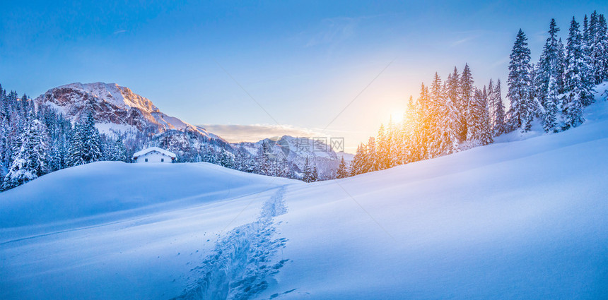 美丽的冬季仙境山景全与传统的山间小屋在阿尔卑斯山的背景在图片