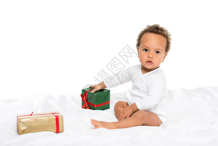可爱的非洲小孩男包着礼物在图片