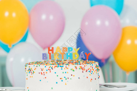 美味的生日蛋糕有蜡烛和生日快乐信贴近图片