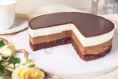 巧克力慕斯蛋糕由三种不同的巧克力慕斯层制成图片