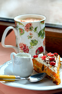 棉花糖咖啡和胡萝卜蛋糕图片