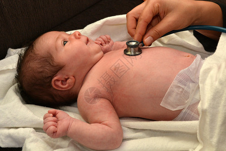 助产士检查新生婴儿的心跳背景图片
