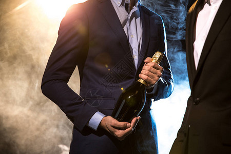 两名穿香槟瓶西装的时尚男图片