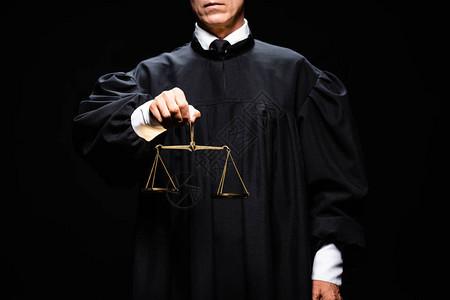 穿着司法长袍的法官手持黑色隔离的司法天图片